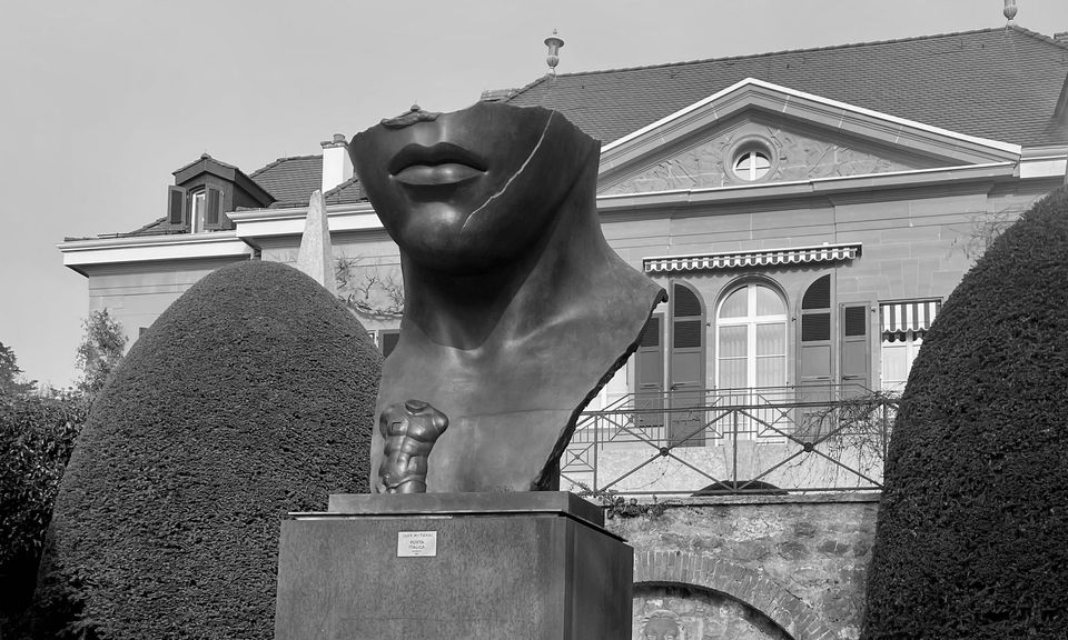 A fragment of a face: Igor Mitoraj, "Porta Italica" / at the Olympic Museum in Lausanne (taken ~Jan. 2022)